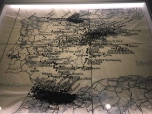 Mapa de España de Cristina Lucas con las zonas bombardeadas a lo largo de la historia, incluidos los territorios coloniales en la zona del actual Marruecos
